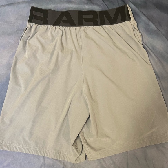 Two pair of men’s size medium Under Armour Dri-fit shorts - Picture 3 of 5